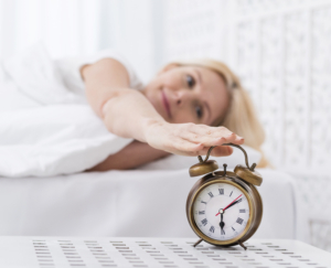 close-up-mujer-muy-madura-llegando-detener-la-alarma