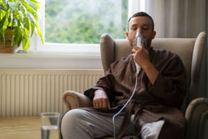 vista-frontal-hombre-usando-un-nebulizador